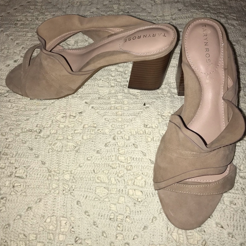 Sueded ruffled sandals! Sexy and feminine! - Picture 3 of 7